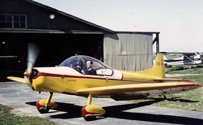 SE-EEE vid Halmstad Flygklubbs hangar ca 1964.