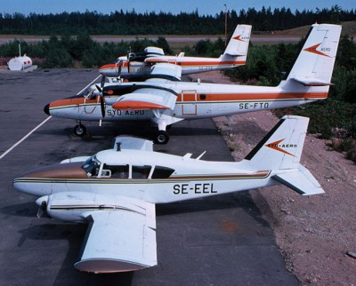 SE-EEL på Oskarshamns flygplats 1976-06-15. Bakom syns två <br />av Syd-Aeros Twin Otter, SE-FTO och SE-FTE.  <br />Foto: Lars E. Lundin