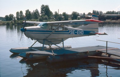 SE-EHD SE-EHD förtöjd vid Nordvästflygs rundflygningsbrygga <br />invid Saxviken, Siljan, Mora.  Foto: Hans Kampf