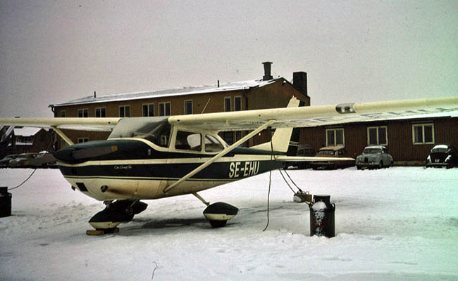 SE-EHU på Bromma, vintern 1964-1965. <br />Foto Rolf Larsson.