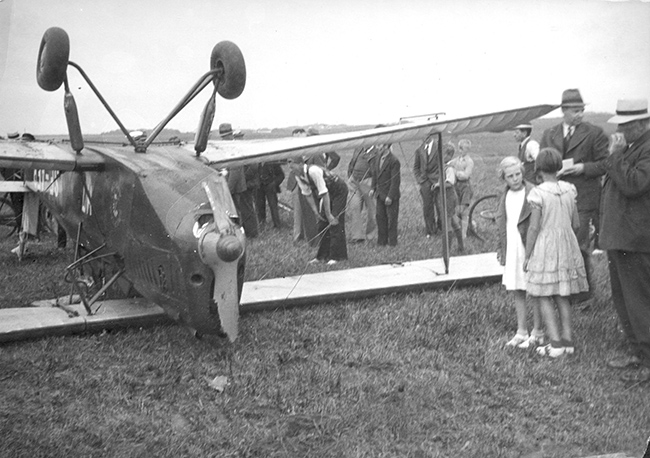 SE-AFR troligen 1937. Plats okänt, likaså personerna.