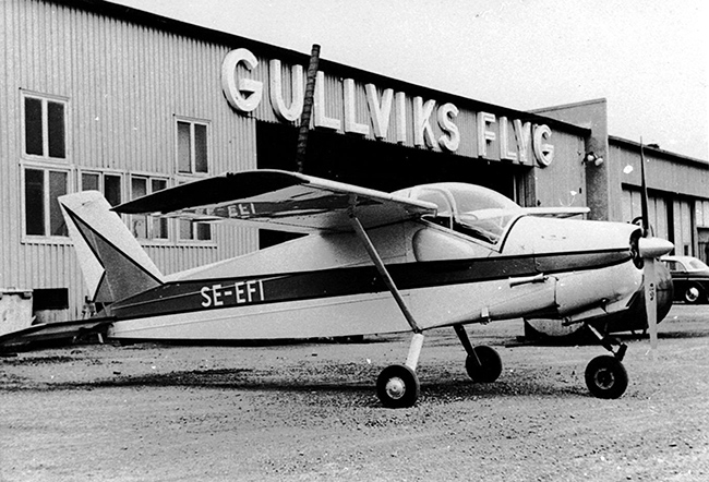 SE-EFI, på Bulltofta framför Gullviks hangar som senare även <br />den övertogs av MFI. Från början var det en F 10-hangar. <br />Foto: Yngve Nilsson via Nils-Olof Andersson