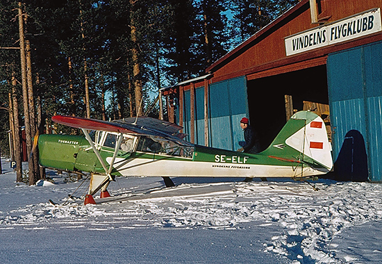 SE-ELF med skidor, parkerad framför klubbens hangar i Vindeln 1973. Foto: Uldis Sisins