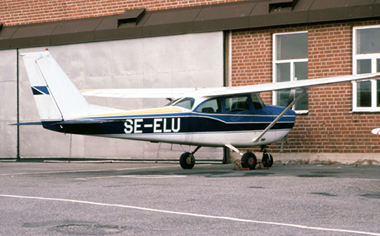 SE-ELU vid Nyges hangar på Brandholmen, Nyköping 1977-11-09.  <br />Foto: Freddy Stenbom