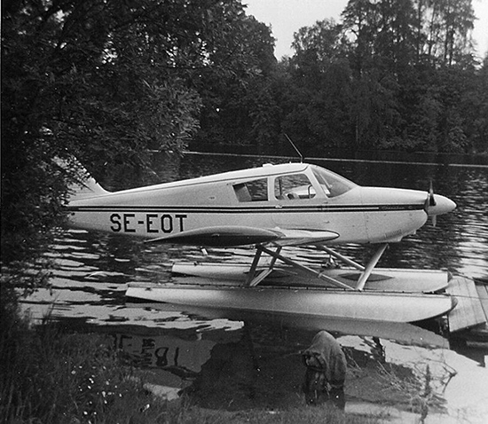 SE-EOT med flottörer i Leksand vid bron över älven midsommaren 1966. <br />Foto: Tord Backeby.