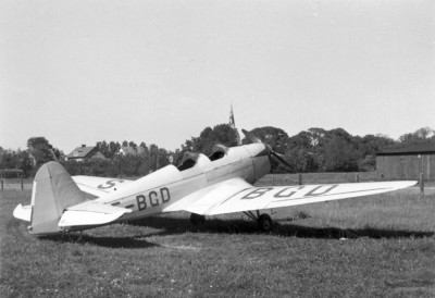 SE-BGD, april 1949 på civila flygfältet i Halmstad inför första provflygning <br />efter reparation efter haveri 1948-05-02. Flygplanet var nu i smörgul färg.