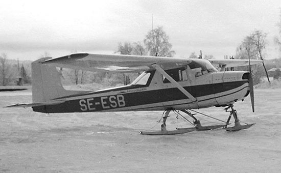 SE-ESB på Edsbyns flygfält i december 1966. Foto via Lars E Lundin