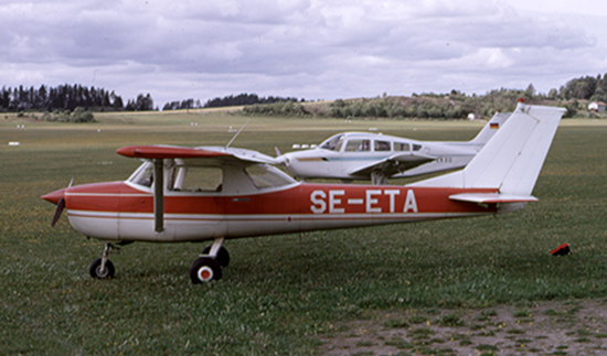 SE-ETA 18 augusti 1970. Plats okänd. I bakgrunden en <br />Beech A24R Musketeer Super R, D-EKXU. <br />Foto: Leif Fredin.