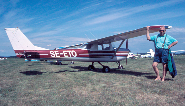 SE-ETO på Getterön, Varberg 1996-07-21. Vid flygplanet dåvarande ägaren och flygboksförfattaren Anders Rogberg. Foto: Sven-Erik Jönsson