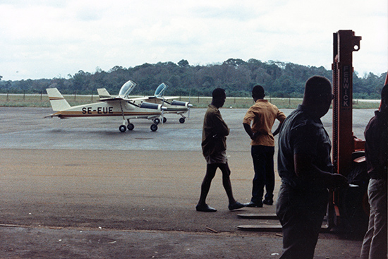 SE-EUE på flygplatsen i Libreville, Gabon 1969. Foto ur Freddy Stenboms donerade samling.