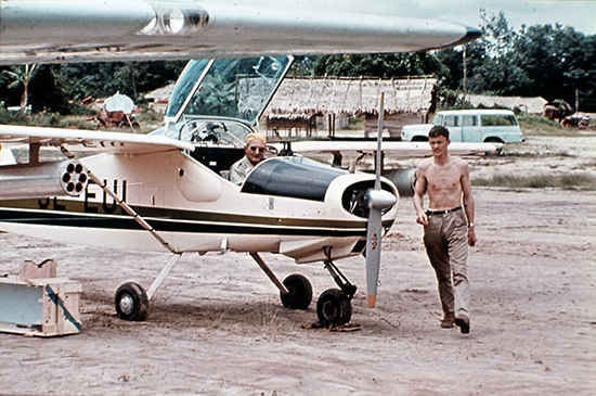 SE-EUL i Libreville, Gabon 1969. I flygplanet sitter C-G von Rosen. <br />Framför flygplanet är det möjligen Bengt Welch? Foto ur Freddy Stenboms donerade samling.