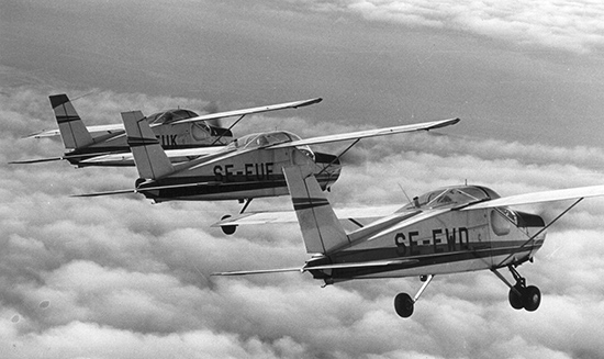 Charlmers Flygklubbs &quot;Gråsparvarna&quot; i vacker formationsflygning med SE-EWD längst till höger. <br />Foto: Rolf Jung