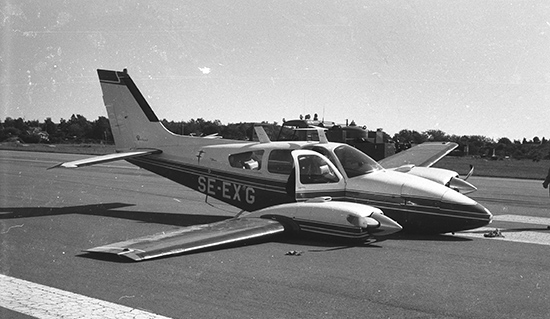 SE-EXG efter buklandning på Torslanda den 13 juni 1968. Piloten fällde av misstag in landstället vid landning.<br />Foto Björn Ludvigsson via Nils-Olof Andersson