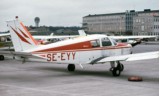 SE-EYY på Bromma 1977-04-16. Foto: Freddy Stenbom