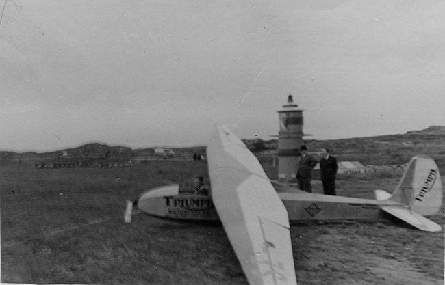 Segelflygplanet SE-ADP på Torslanda, med Uno Ranch logga &quot;Triumph&quot; omkring 1938.