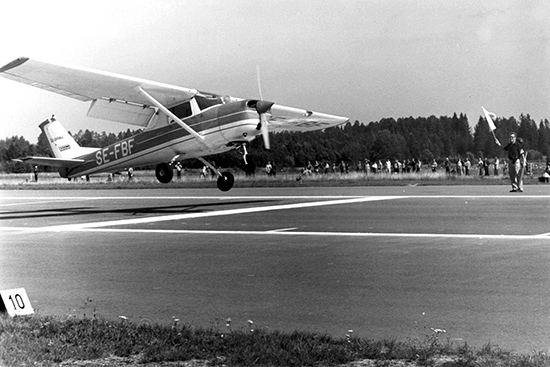 SE-FBF landar på Gävle Sandviken i augusti 1975 vid VM i motorflyg. Foto: Yngve Norrvi