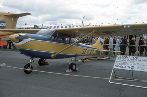 SE-FBT på Farnborough I September 1976. Flygplanet har modifierats av Swedair <br />för målbogsering med vinch installerad i bagageutrymmet.  <br />Foto: Johannes Thinesen