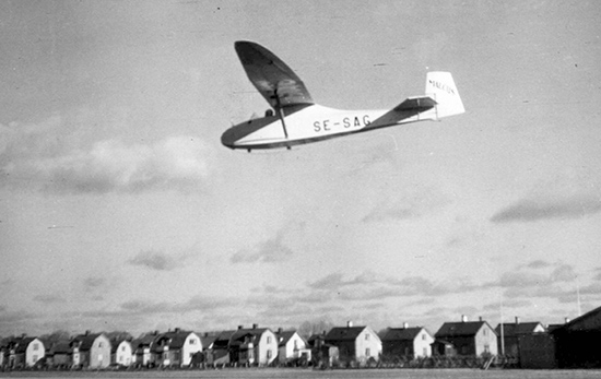 SE-SAG på väg in för landning på civila flygfältet i Halmstad. Årtal ej känt.