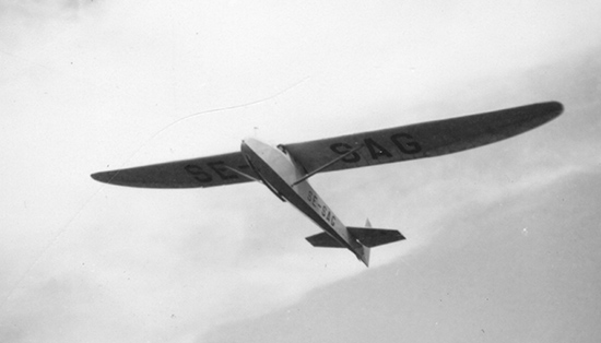 SE-SAG vinschas upp på Civila flygfältet i Halmstad, ca 1945.