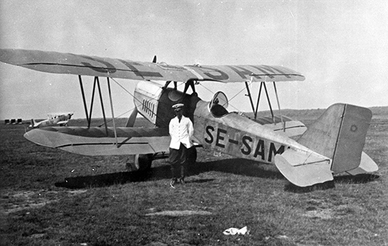 SE-SAM 1931. Vid flygplanet står löjtnant C E Sparre som köpte flygplanet 1931. Plats ej känd.