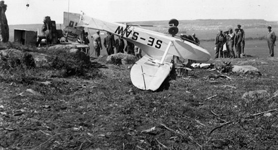 SE-SAW har på något sätt hamnat upp och ned på Ålleberg enligt notering på foto år 1941, men var sannolikt 1944-06-04. <br />Kan någon komplettera med fakta om detta foto? <br />Foto: Bertil Ohlsson via Roland Nilsson.