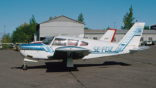 SE-FDZ på Bromma 1992. Under vilka år hade flygplanet detta färgscham?<br />Foto: Sven-Erik Jönsson