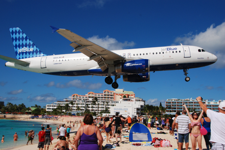 JetBlue's Airbus 320 från New York kommer in lägre än normalt över stranden.