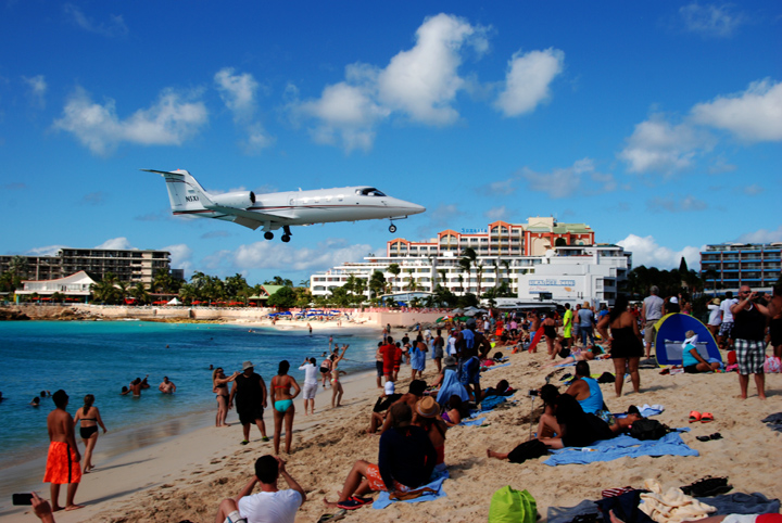 En LearJet som kommer in väldigt lågt. Det var stort jubel bland de som fanns på stranden rakt under.