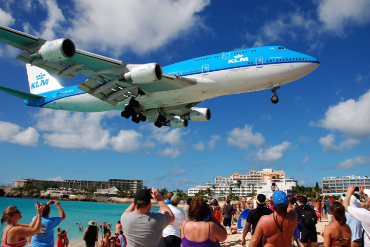 KLM flyger på St. Martin med Boeing 747 och har tre tiurer i veckan. Mäktigt att vara så nära ett så stort landande flygplan.