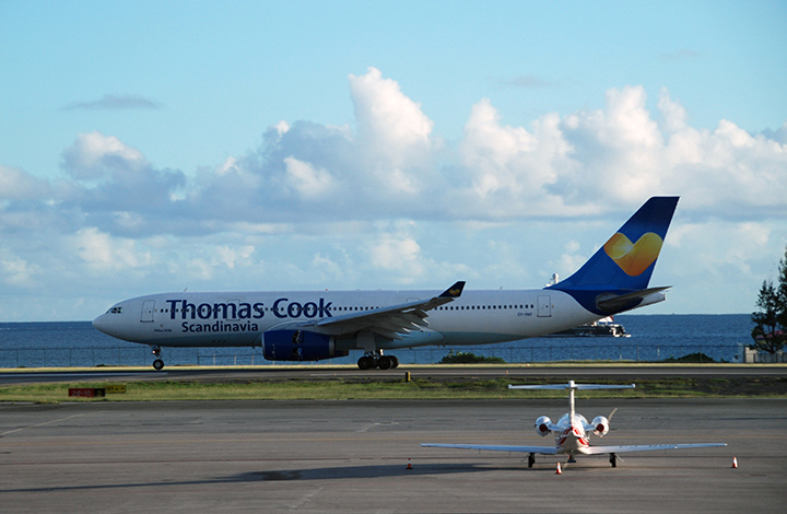 OY-VKF landar på Princess Juliana Intl. Airport på kvällen den 21/12, kom från ESSA.