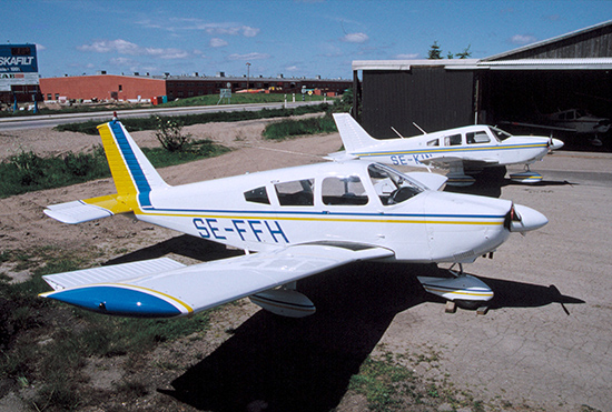 SE-FFH i Halmstad 1990. I bakgrunden SE-KIN. Foto: Sven-Erik Jönsson