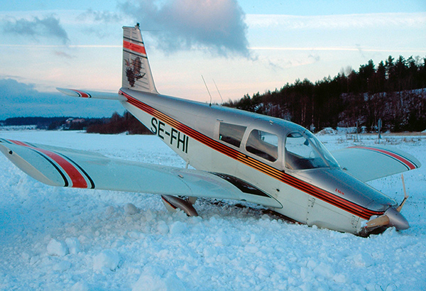 SE-FHI efter missödet den 2002-01-06 på Trosa flygfält. Foto: Freddy Stenbom.