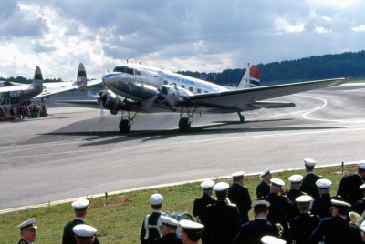 Är det en Constellation's stjärtparti som syns till vänster, bortom DC-3:an?