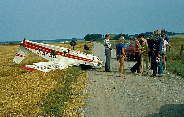 SE-FIC efter haveri på Sövde den 1973-08-02 vid avbruten segelflygbogserstart, <br />nödlandning och rundslagning. Foto: Uldis Sisins