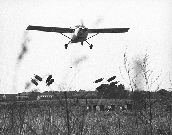 SE-FII, prov fällning av last på Bulltofta 1974-03-29. Foto ur Johannes Thinesens samling.