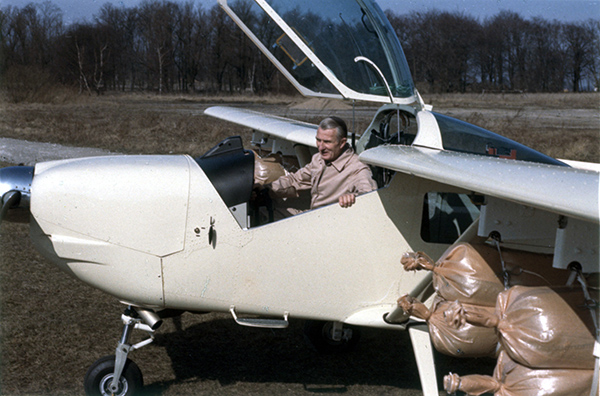 Carl-Gustav von Rosen i SE-FII vid utprovning på Bulltofta eller Sjöbo mars 1974, inför leverans <br />till Etiopien. Foto ur Johannes Thinesens samling.