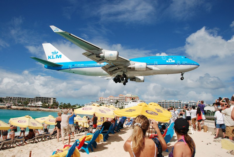 KLM:s Boeing 747-400 över stranden den 21 december 2014.