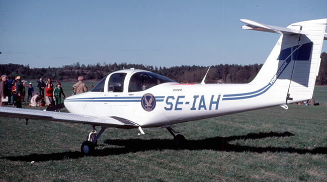 SE-IAH våren 1979 med Stockholms Flygskolas emblem. Plats ej känd. <br />Foto ur Freddy Stenboms donerade samling.