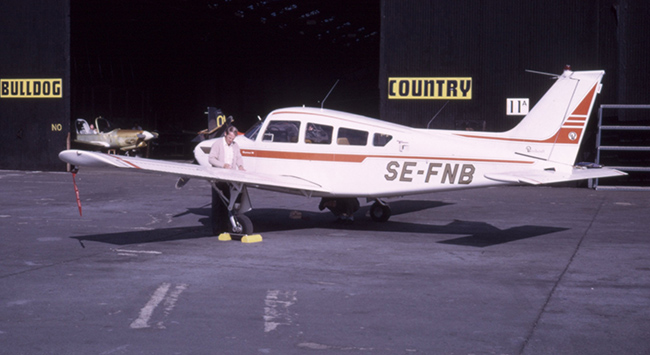 SE-FNB på Prestwick i juli 1971 för att hämta hem de första SK 61 Bulldog <br />till F 5 Ljungbyhed och Svenska Flygvapnet. Foto: Rolf Ohlson