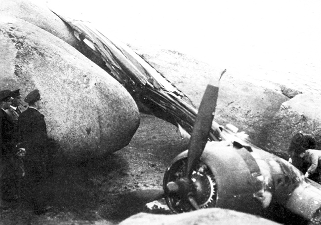 Vänster motor till SE-BAG på Hålö efter nedskjutningen den 22 oktober 1943.<br />Foto: Terje Fredh, Lysekil