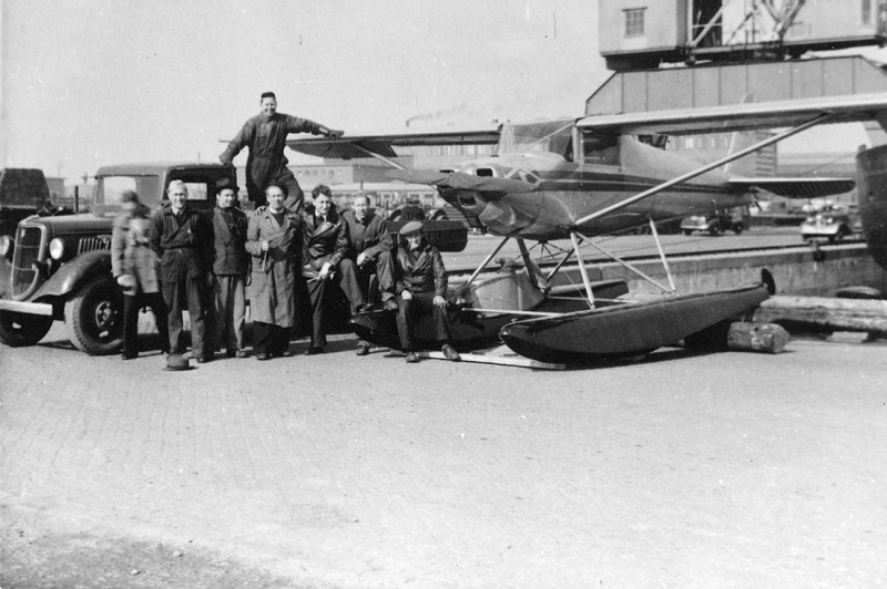 Notering i fotoalbum: Luscombe Silvaire i frihamnen i Malmö.<br />Vore trevligt om personerna kunde identifieras.