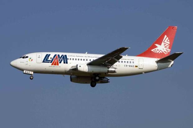 lam-linhas-aereas-de-mocambique-737-200-c9-bao-99apr-jnb-bxlr.jpg