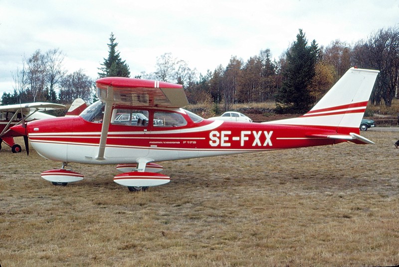 SE-FXX, ca 1972-1976, på Backamo. Flygplanet bakom är troligen SE-CSX som ägdes i <br />början av 70-talet av Bohus flygklubb i Skee. Foto ur Freddy Stenboms donerade samling.