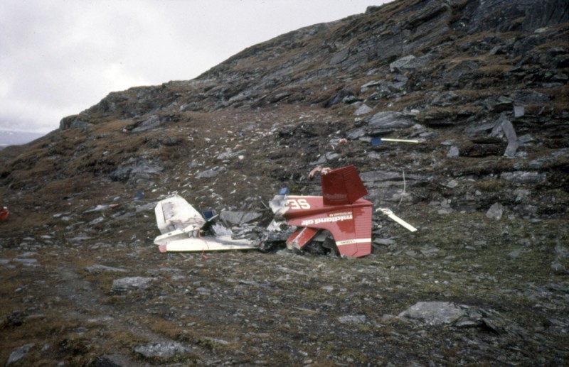 SE-FXZ efter haveri vid Övre Neskevagge, Sitasjaure 1987-09-10. <br />Piloten kastades ur flygplanet i sin sits. Illa skadad vandrade han 23 km innan han återfanns. Foto: KG Lundqvist