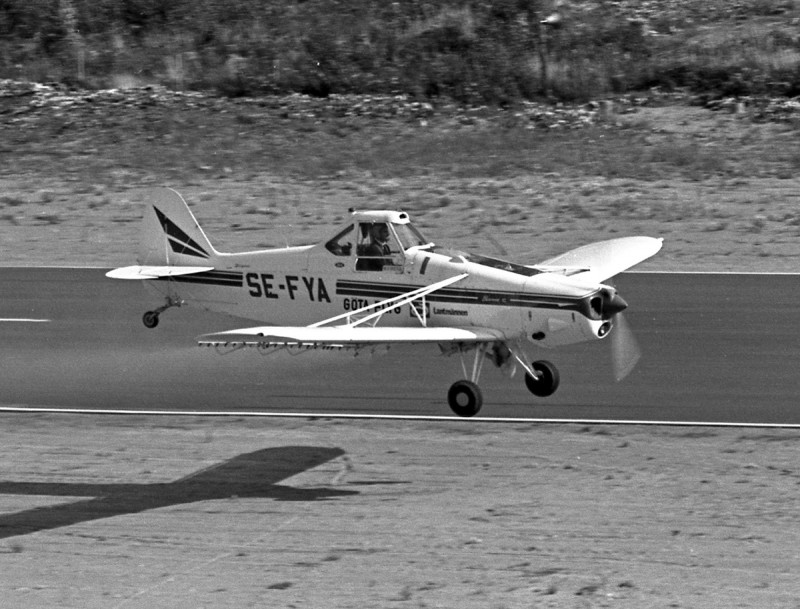 SE-FYA flyger vid flygdag på Mantorp 1971-08-28. Foto: Hans Kampf