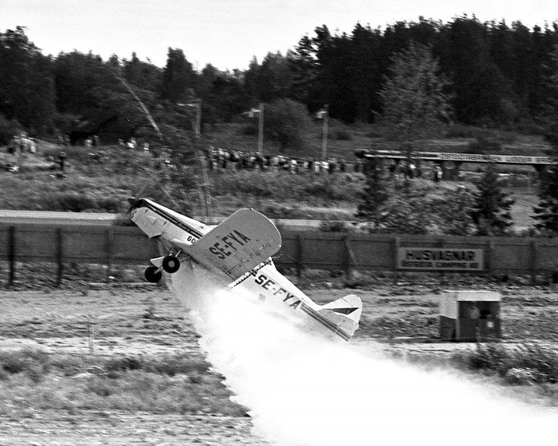 SE-FYA flyger vid flygdag på Mantorp 1971-08-28. Foto: Hans Kampf