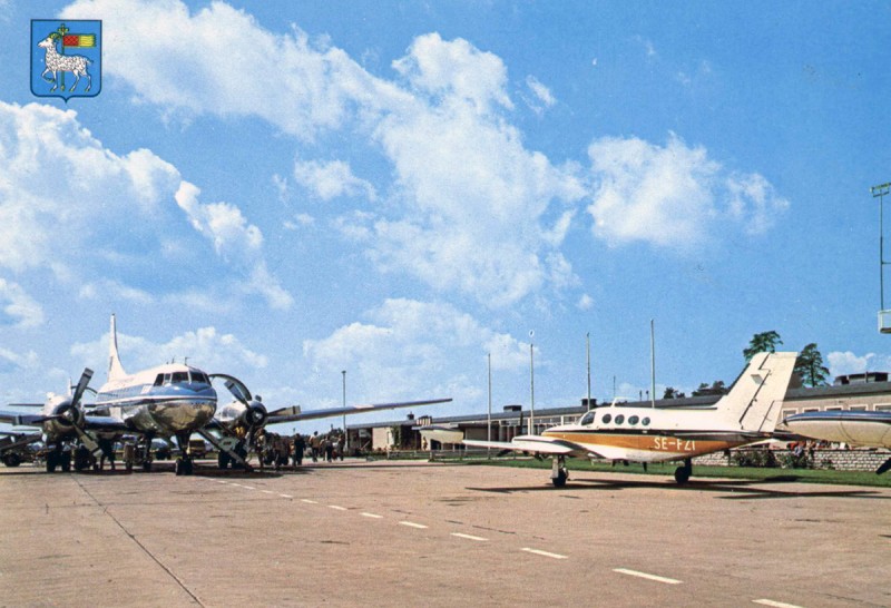 Vykort med SE-FZI och en Convair 340/440 Metropolitan på Visby flygplats 1973.