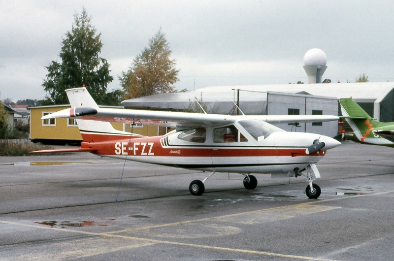 SE-FZZ på Bromma 1984. Foto ur Freddy Stenboms donerade samling.