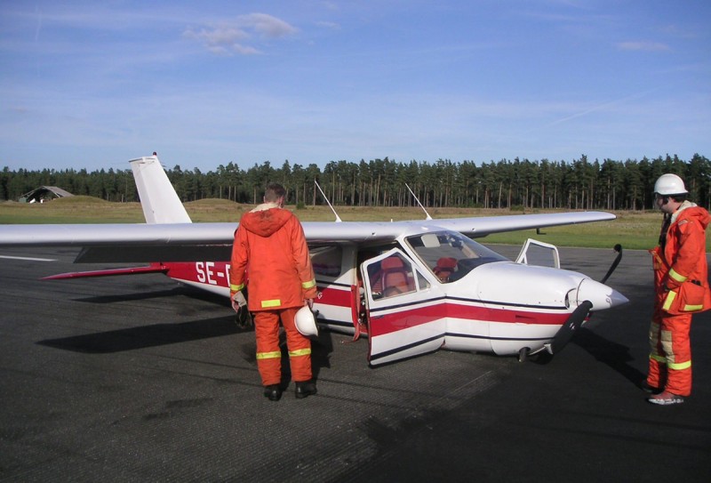 SE-FZZ efter buklandning på Kristianstad, Everöd 2004-09-03. Foto: B Olander