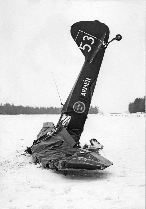 Fpl 51, 51253 efter haveri vid Lilla Flättna gård, Nyköping 1966-03-02. Foto via Hans Kampf.